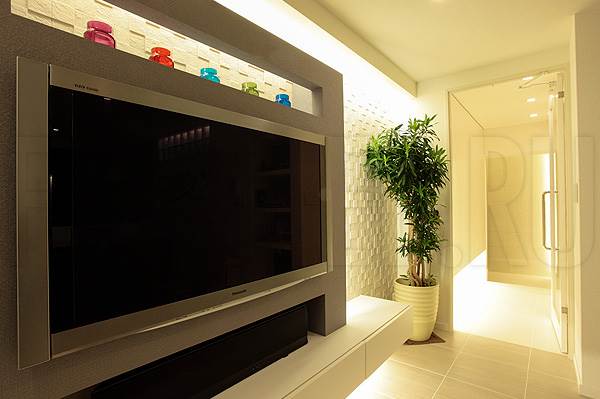 Светодиодная подсветка потолка и потолочных ниш в гостиной