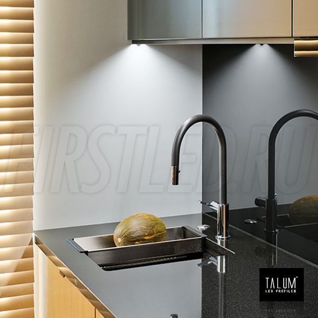 Накладной алюминиевый профиль TALUM HIDE W16.15 в подсветке на кухне